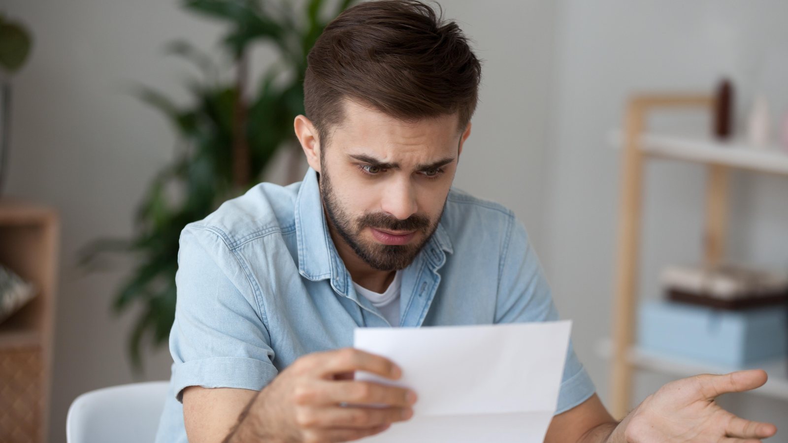 Pessoa analisando carta de indeferimento de benefício previdenciário