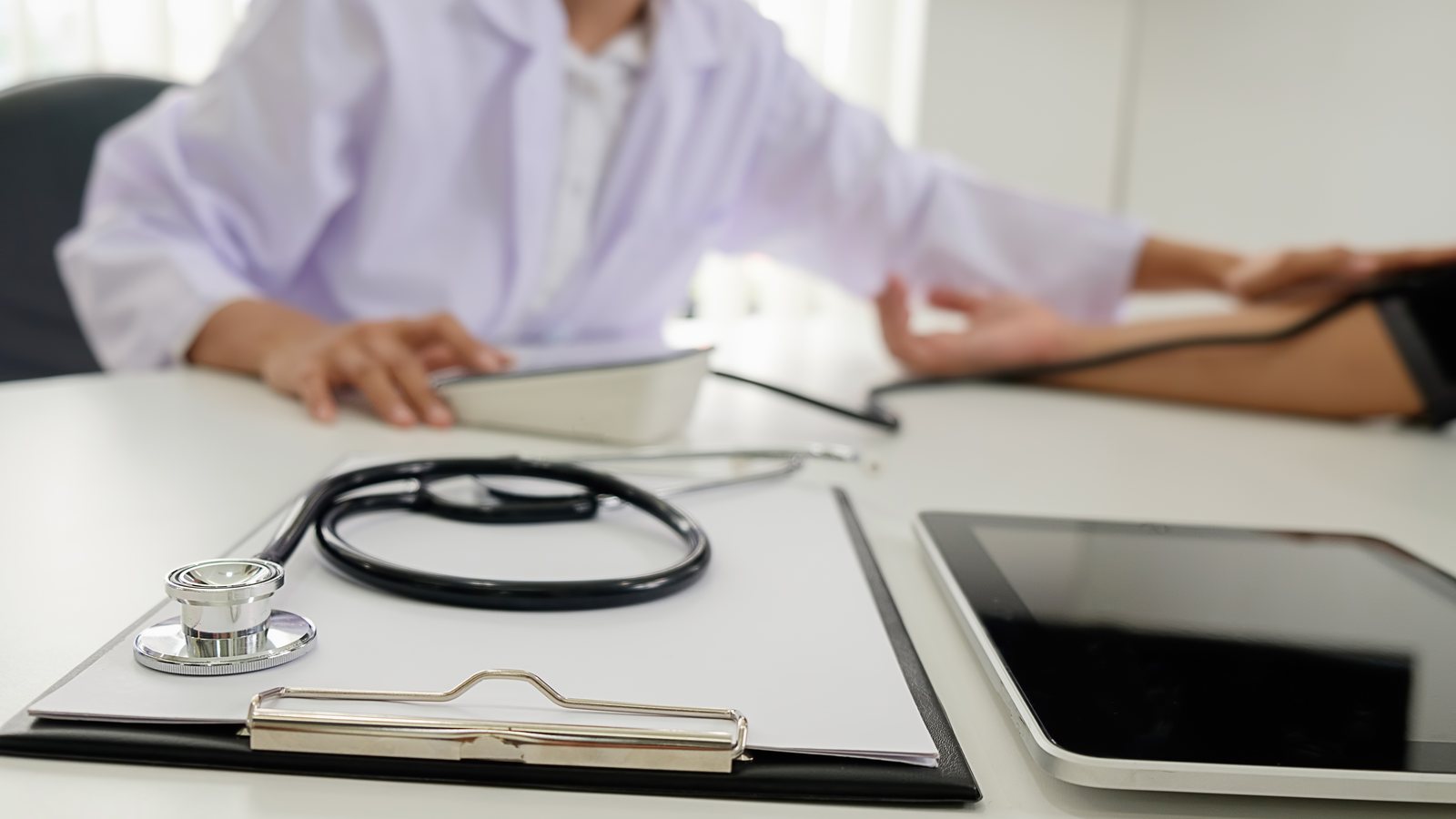 Pessoa idosa organizando documentos médicos e comprovantes de rendimentos