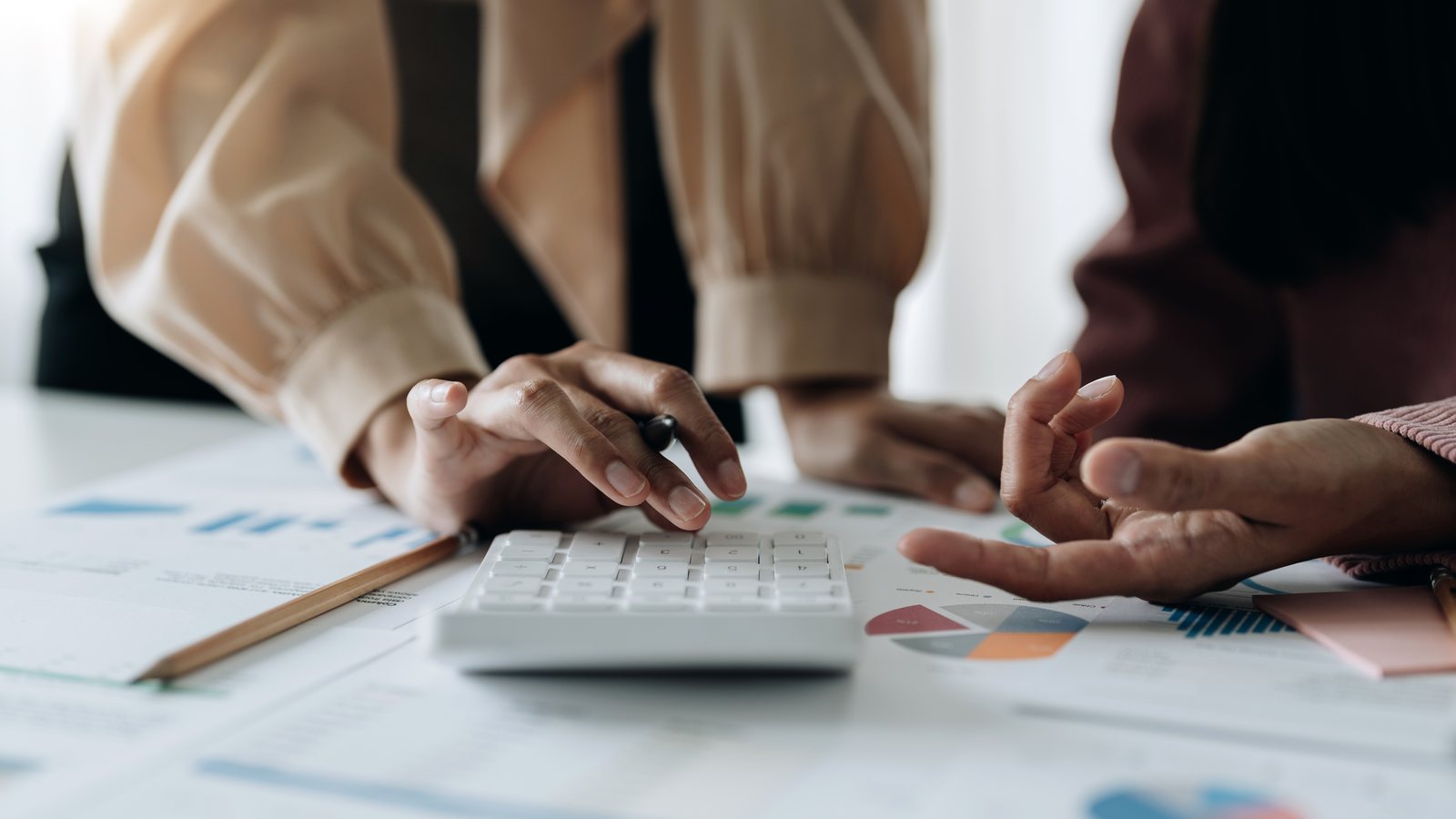 Mesa de escritório com documentos de contribuição e calculadora