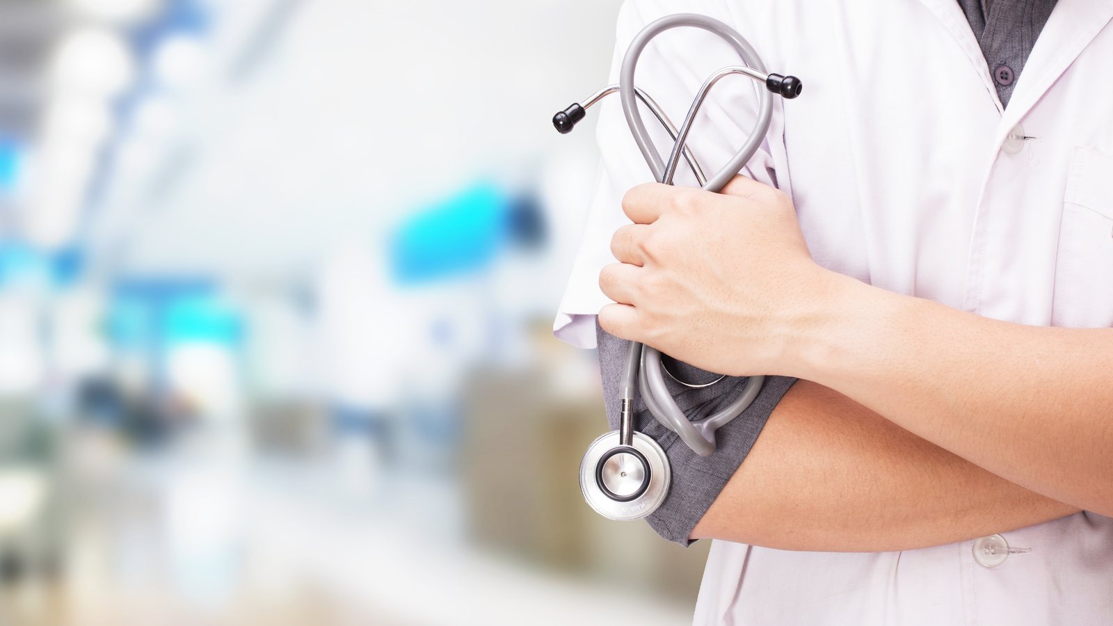 Médico conferindo holerites e comprovantes de desconto de INSS